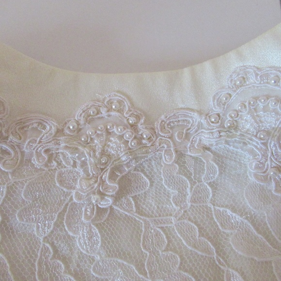 Nah Nah Ivory Lace overlay top - Picture 4 of 9